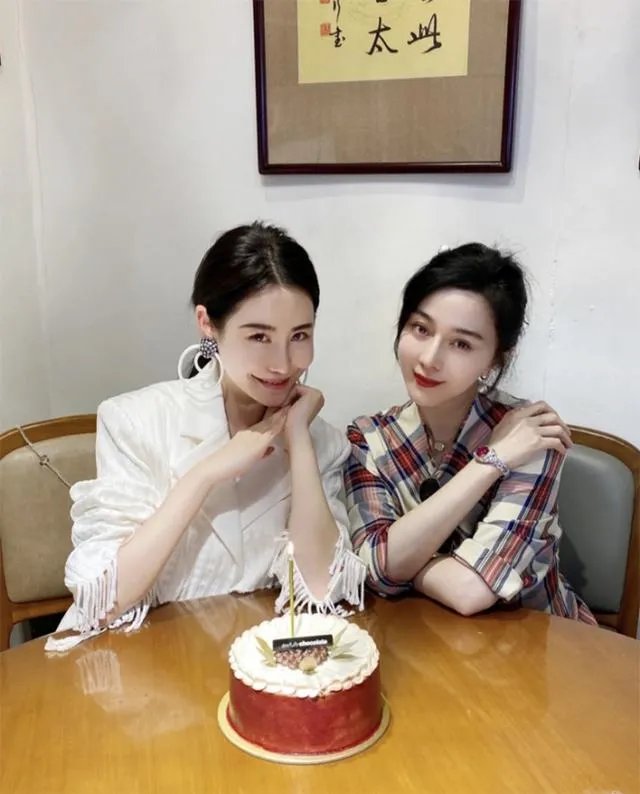 范冰冰素颜出油发汗,整个人就是大妈,对此你怎么看?