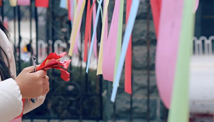 左边绿右边红左右相遇起凉风的谜底是什么 猜谜左边绿右边红左右相遇起凉风是什么