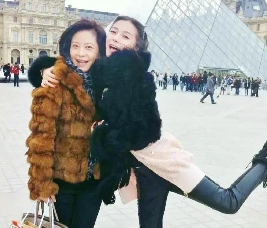 Angelababy父母叫什么,父母是做什么工作的?