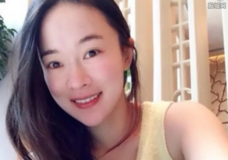 霍思燕胸部抢眼 低胸装现身成为全场焦点