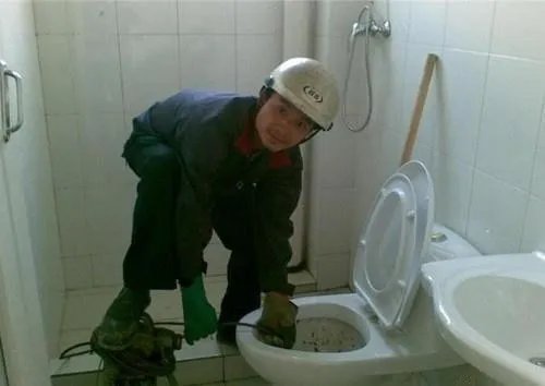 马桶被卫生纸堵了怎么办 马桶疏通小窍门