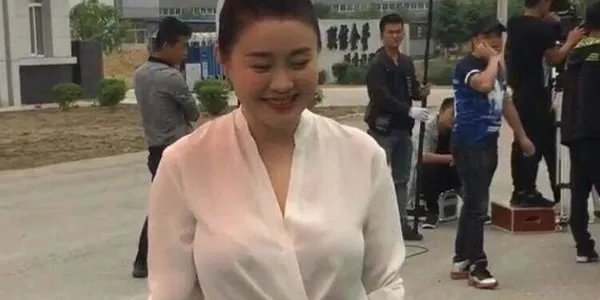 关婷娜的胸多大 她的胸怎么那么大