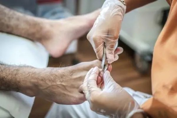 脚指甲凹凸不平怎么回事