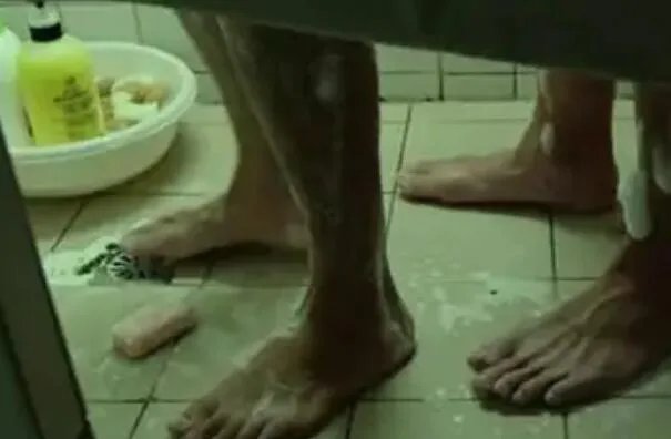 捡肥皂这个梗是什么意思？受到同性的背部攻击（俗称爆菊）