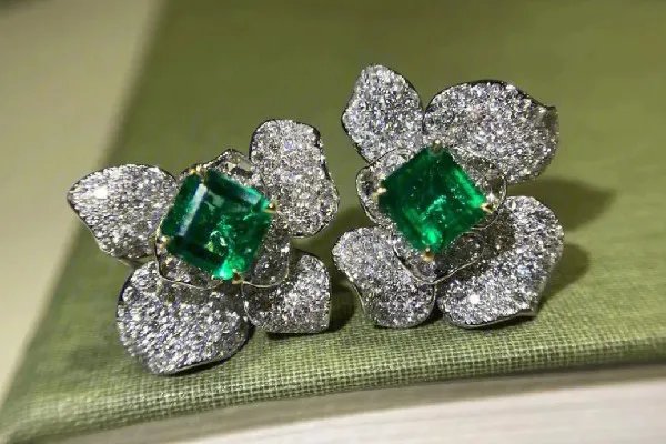 祖母绿和翡翠哪个值钱 祖母绿一克拉大概多少钱