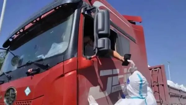 司机未戴口罩被罚2千大哭,多方回应并没有罚款!背后有人在炒作吗?