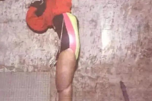 重庆红衣小男孩凶手是他母亲 证据拍出了他杀的可能