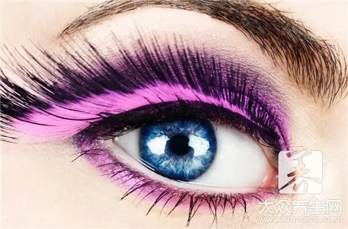 假睫毛胶水应该怎么卸?