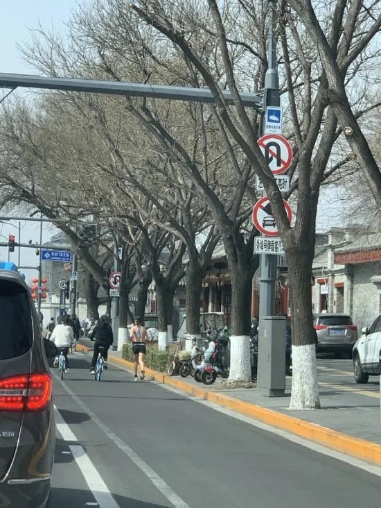 网友偶遇谷爱凌街头跑步 穿运动背心身腹肌明显