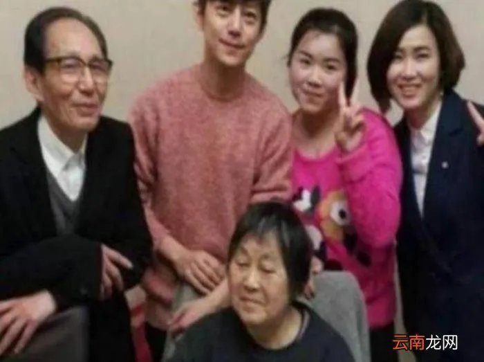 何炅全家照罕见流出 何炅一家三口图片