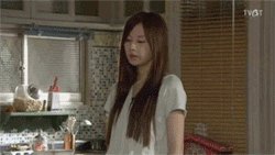 大胸妹子也有大烦恼 动图妹子演示一秒钟从性感变喜感