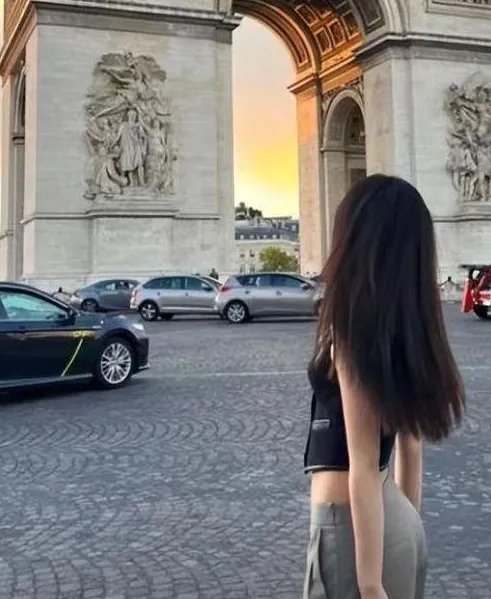 李亚鹏女儿李嫣近况曝光,穿露脐装身材如模特,气质更偏像谁多一些?