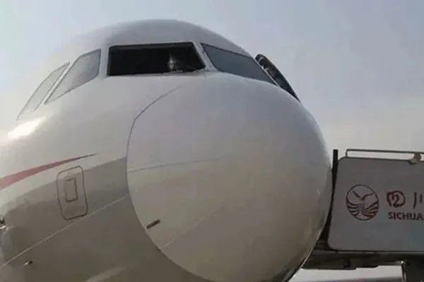 8633副机长被开除的原因是否违规 梁鹏机长现状如何