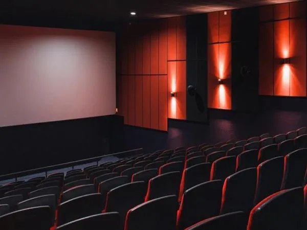 浙江一电影院发生事故，63人送医，造成此起事故的原因是什么？