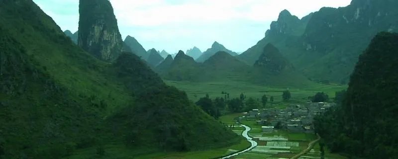 一水护田将绿绕的下一句