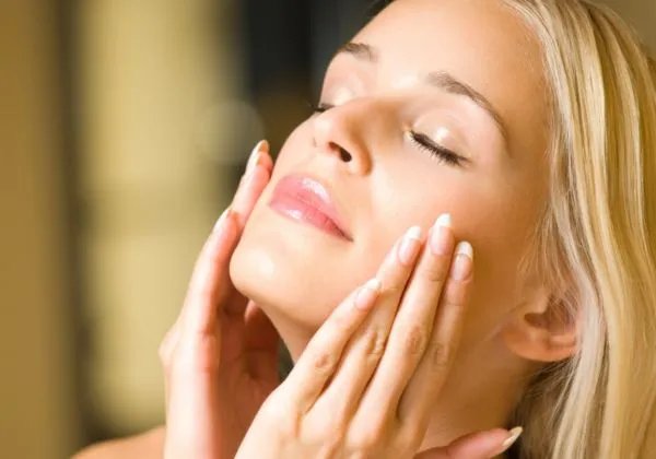 卸妆水好还是卸妆油好 卸妆水和卸妆油哪个卸妆效果好