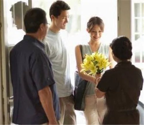 第一次去男朋友家注意什么 第一次去男朋友家带什么礼物好