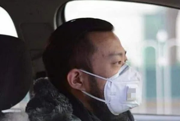 司机未戴口罩被罚2千大哭,多方回应并没有罚款!背后有人在炒作吗?