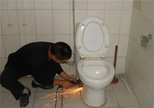 马桶经常堵塞怎么办  马桶堵塞的原因和解决办法