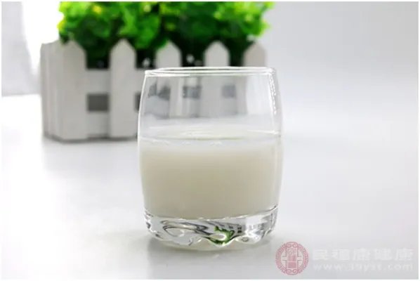 晚上睡前喝牛奶有哪些好处