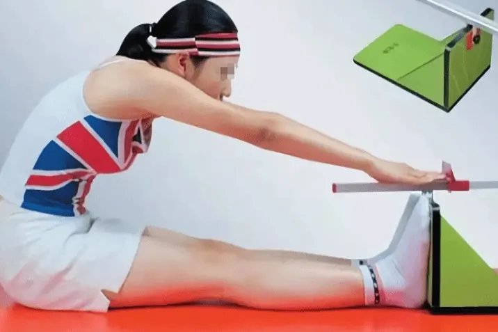 做体前屈的正确姿势图片