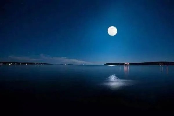 湖光秋月两相和,潭面无风镜未磨是什么意思