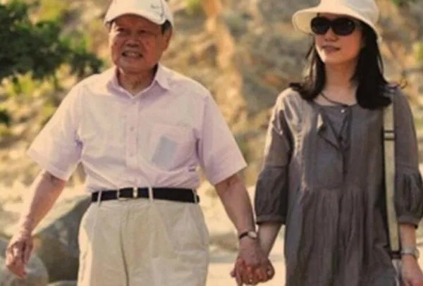 翁帆为杨振宁产下一子？ 喜得贵子只是谣言而已