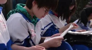 中小学语文教材总主编,亲自回应外界质疑,具体情况是怎样的?