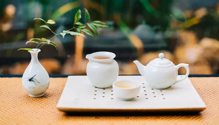 华灯初上夜未央的下一句是什么 华灯初上夜未央是指什么意思