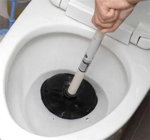 马桶经常堵塞怎么办  马桶堵塞的原因和解决办法