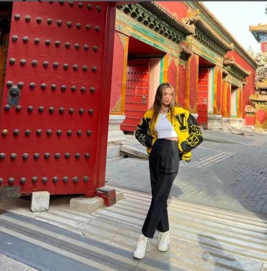 网友偶遇谷爱凌街头跑步 穿运动背心身腹肌明显