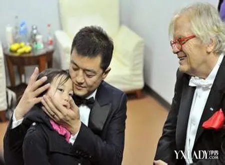 王菲女儿的照片出现李嫣迷上自拍照