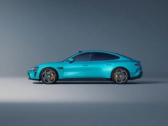 小米汽车SU7首批实拍图公布！“海湾蓝”配色格外吸睛