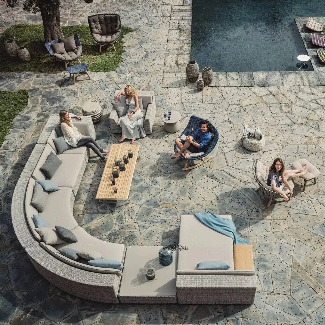 他把家具拍成了时尚大片的格调，香格里拉、四季等国际酒店都是它的忠实客户