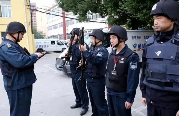 身穿金盾押运制服的工作人员背枪在超市购物，此举是否会受到处罚？