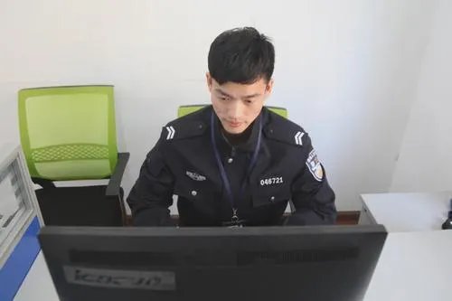 同时交往多个女朋友缺钱，大学生冒充警察查车罚款，是如何被警方发现的？