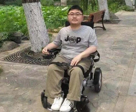 妈妈背患病儿子读到清华博士，儿子患的什么病？