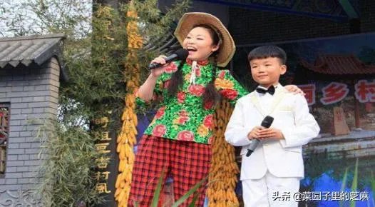 有人说电视上看不见“草帽姐”了，她的近况怎么样？