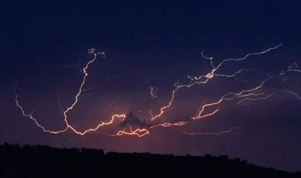 雷云拍着大手表层意思