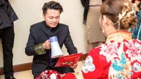 接亲时女方父母临时索要5万上车费遭拒：事先说好只要10万彩礼，怎么办？