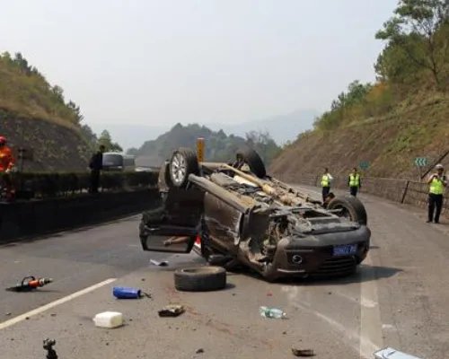 湖北一高速公路桥面侧翻，已致4死8伤，现场情况如何？