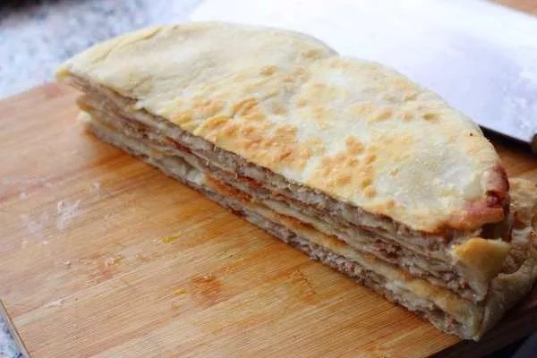 山西一中学学生吃肉饼腹泻发烧，学校是否需要承担责任？