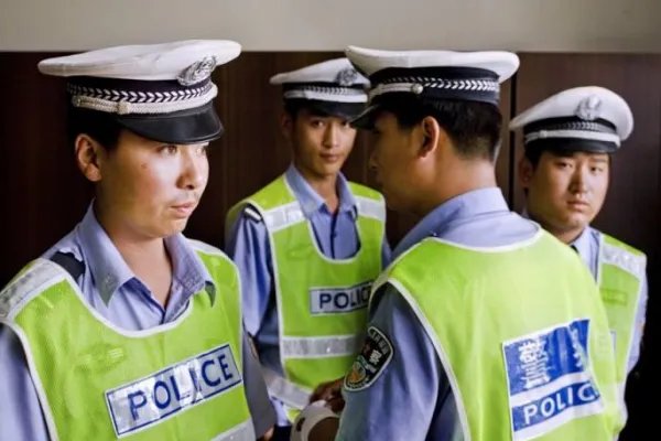 辅警执法被骂后与市民对骂是怎么回事？