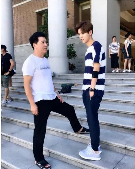 关晓彤爸爸曾晒与鹿晗合照过？