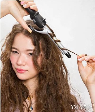 卷发怎样扎好看长卷发发型扎法公主头编发更吸睛