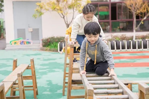 孩子上幼儿园哭怎么办 小孩去幼儿园哭闹怎么办
