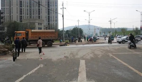 女子骑车不慎滑倒 遭路过渣土车碾压身亡是真的吗？