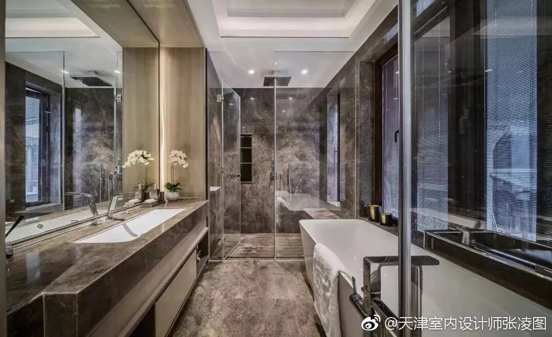 “留连戏蝶时时舞，自在娇莺恰恰啼。“唐朝诗人杜甫一首《江畔独...