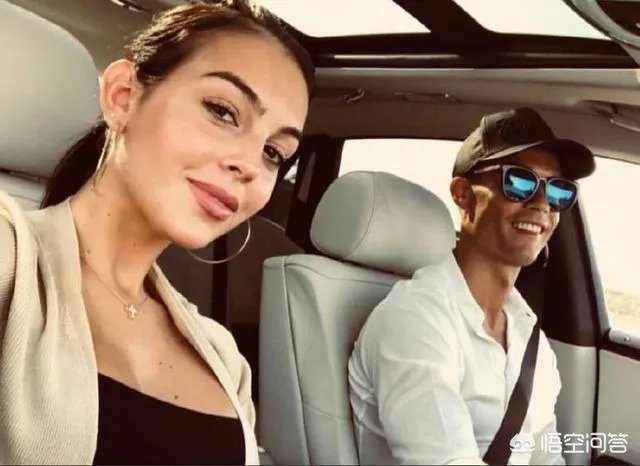 C罗向乔治娜求婚成功， 大家觉得店员出身的“罗嫂”怎么样？