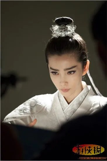 李冰冰代言造型神似小龙女 网友称完爆陈妍希